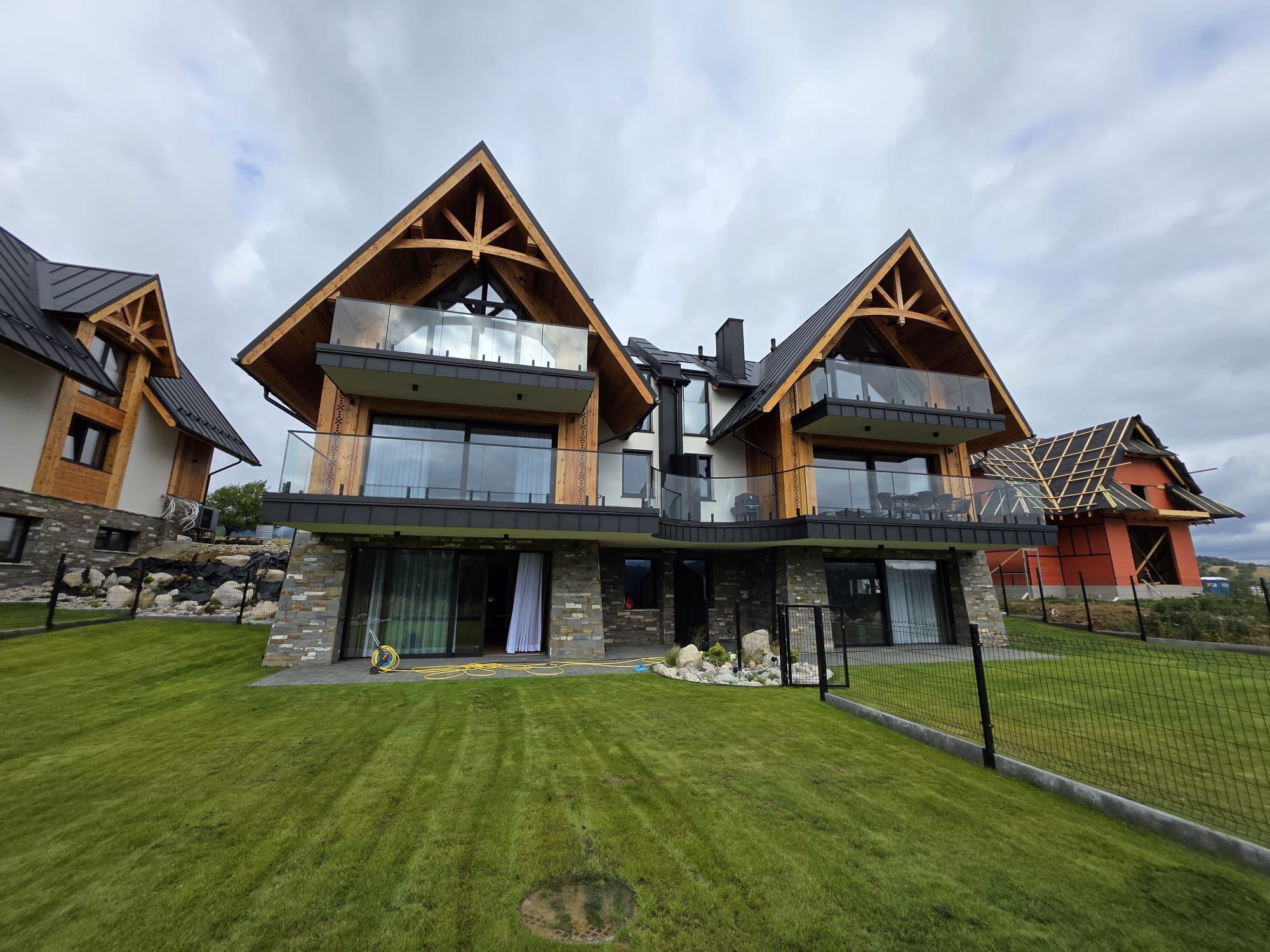 Budynek Stylchyn Residence od strony ogrodu